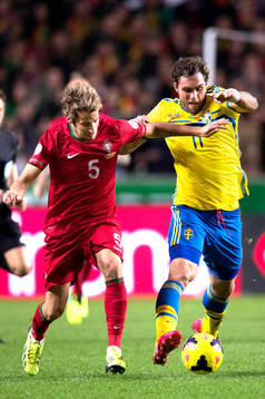 Sveriges Johan Elmander jagas av Portugals Fabio Coentrâo