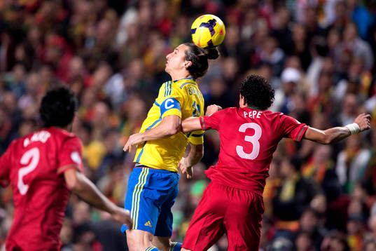 Sveriges Zlatan Ibrahimovic nickar undan framför Portugals
