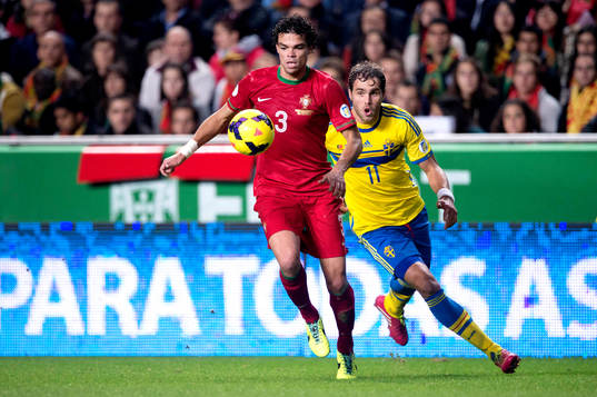 Sveriges Johan Elmander jagar Portugals Pepe