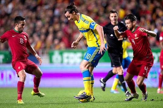 Sveriges Zlatan Ibrahimovic utmanar Portugals Joâo
