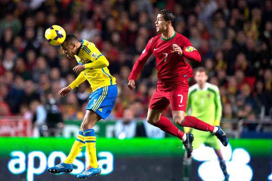 Sveriges Martin Olsson nickar undan framför Portugals