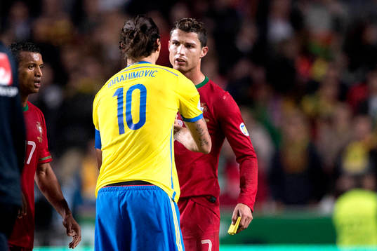 Sveriges Zlatan Ibrahimovic tackar Portugals Cristiano