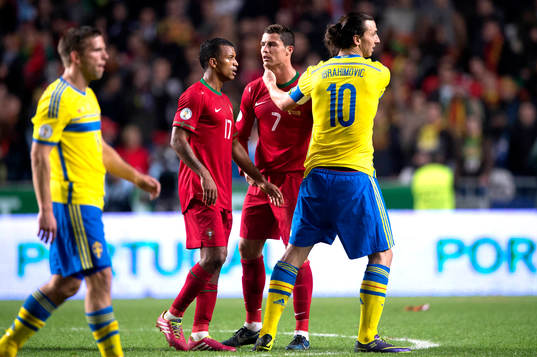 Sveriges Zlatan Ibrahimovic tackar Portugals Cristiano