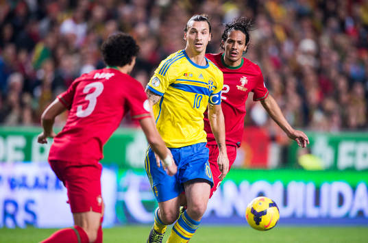Sveriges Zlatan Ibrahimovic mellan Portugals Pepe och Bruno
