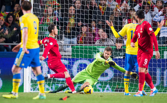 Sveriges målvakt Andreas Isaksson går ut och täcker