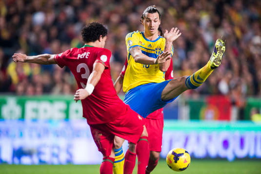 Sveriges Zlatan Ibrahimovic mellan Portugals Pepe och Bruno