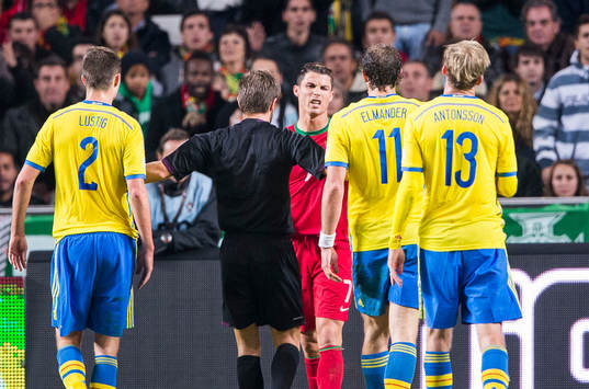 Sveriges Johan Elmander springer fram till Portugals