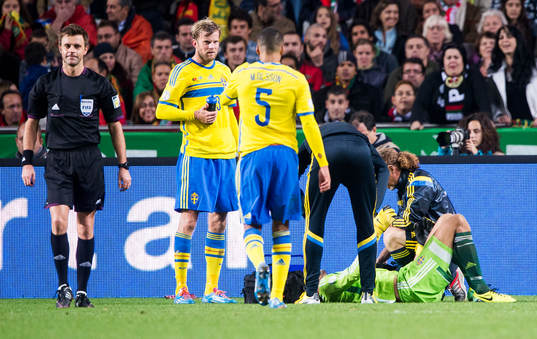 Sveriges målvakt Andreas Isaksson plåstras om