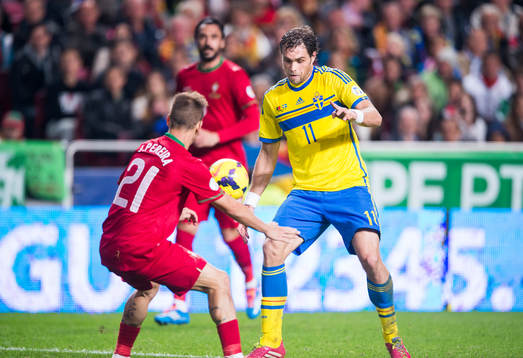Portugals Jâoa Pereira och Sveriges Johan Elmander