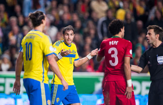 Sveriges Johan Elmander försöker förklara att han