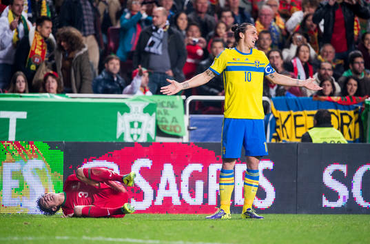 Sveriges Zlatan Ibrahimovic slår ut med armarna och undrar
