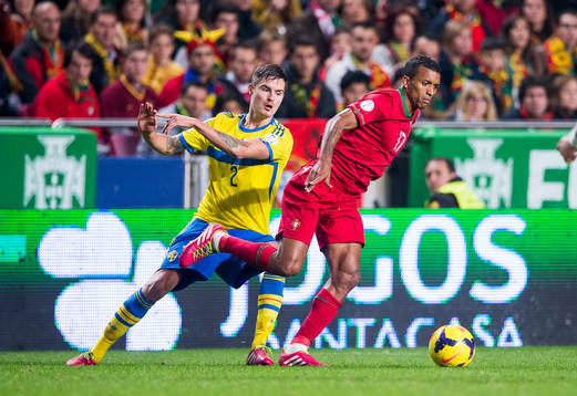 Sveriges Mikael Lustig och Portugals Nani