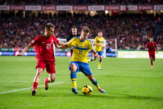 Portugals Joâo Pereira och Sveriges Alexander Kacaniklic