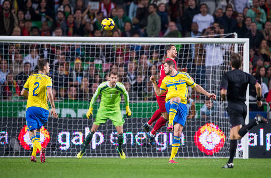 Sveriges Mikael Lustig och Per Nilsson håller undan på