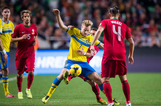 Sveriges Sebastian Larsson med Portugals Joâo Moutinho på