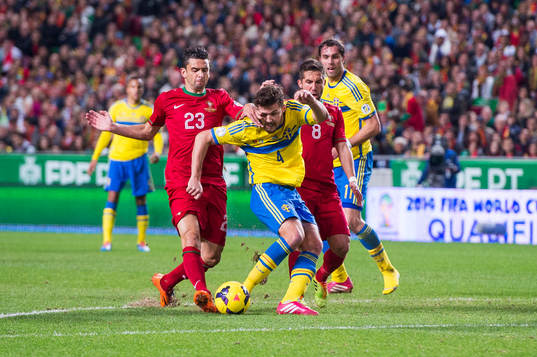 Sveriges Per Nilsson petas till av Portugals Hélder