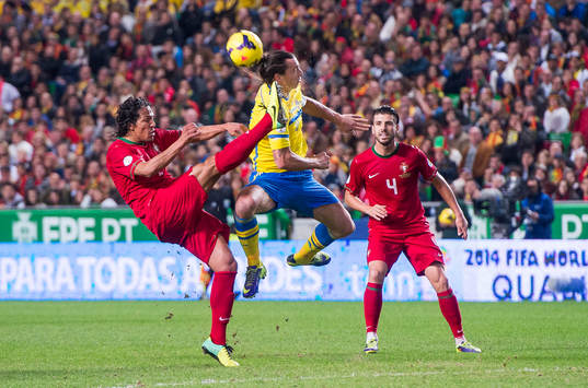 Portugals Pepe rensar undan framför Sveriges Zlatan