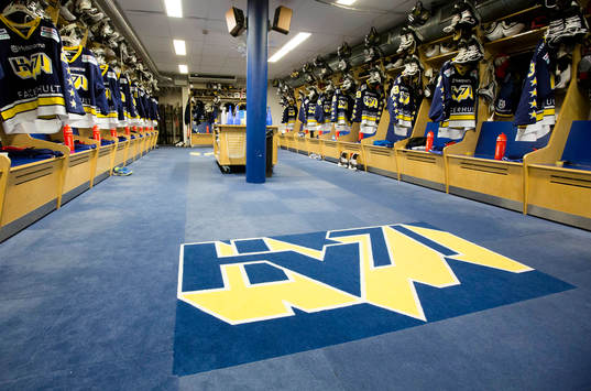 s omklädningsrum med upphängda matchtröjor