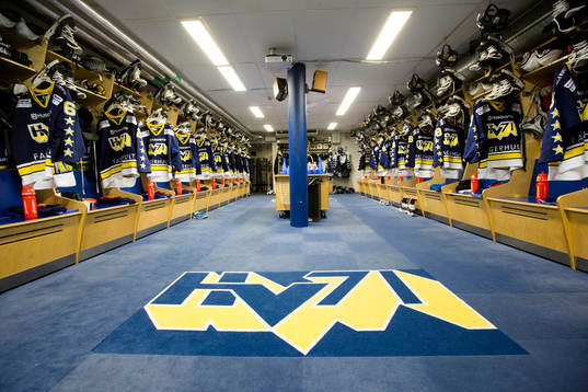 s omklädningsrum med upphängda matchtröjor