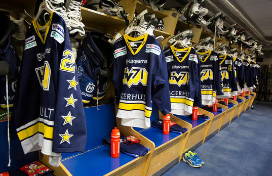 s omklädningsrum med upphängda matchtröjor