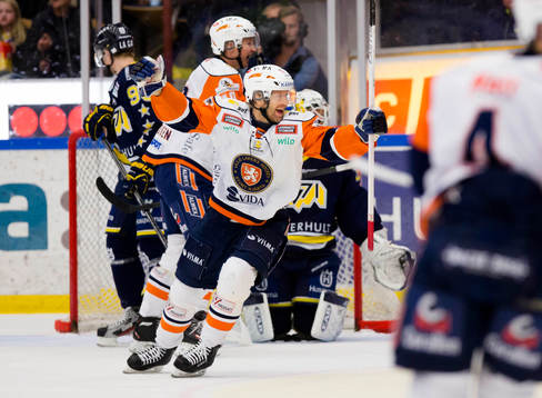 Växjös Tomi Kallio jublar
