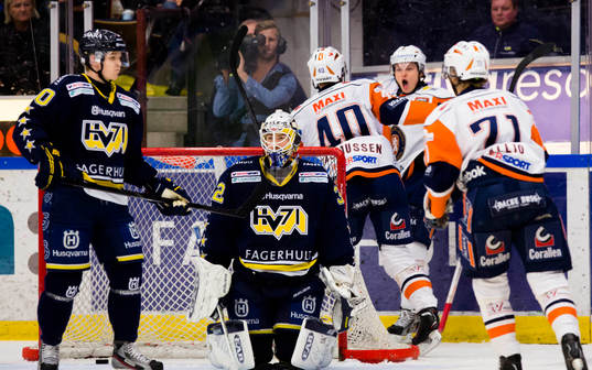 s Ted Brithén och målvakt Gustaf Wesslau deppar och