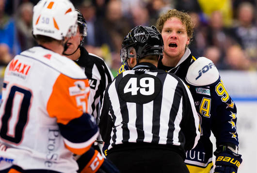 s Andreas Jämtin irriterade på varandra