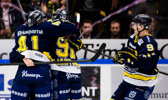 s Chris Campoli, Andreas Jämtin och Ted Brithén jublar