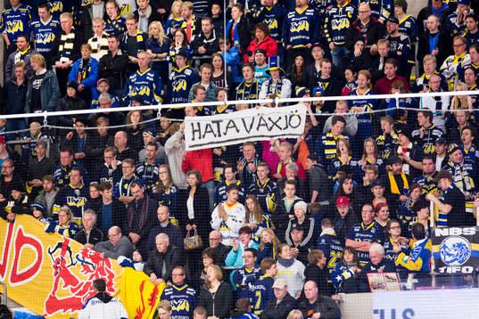 HV71 supportrar sänder ett budskap till Växjö