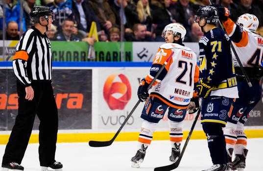Växjös Cory Murphy ger domaren Morgan Johansson en blick
