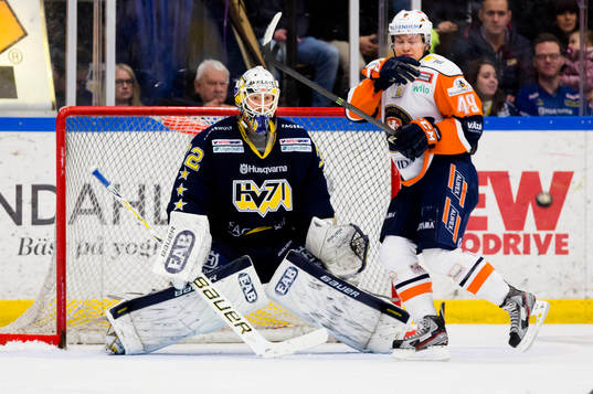 s målvakt Gustaf Wesslau och Växjös Rhett Rakhshani