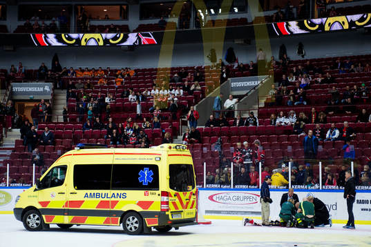 Malmö Redhawks Anton Blomkvist skadas och ambulans hämtar