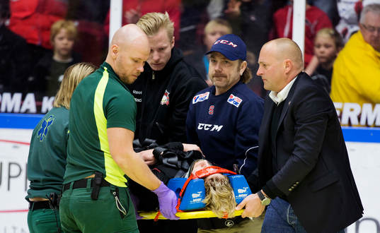 Malmö Redhawks Anton Blomkvist skadar sig och körs med