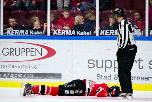 Malmö Redhawks Anton Blomkvist skadar sig