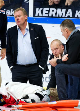 Malmö Redhawks sportchef och VD Patrik Sylvegård hjälper