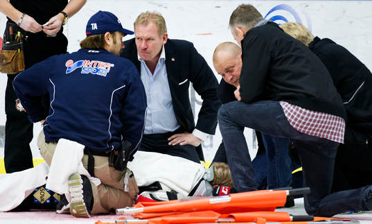 Malmö Redhawks sportchef och VD Patrik Sylvegård hjälper