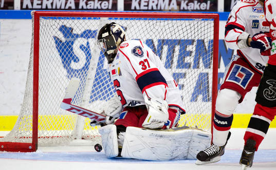 Södertälje målvakt Niklas Lundström ser pucken rulla i