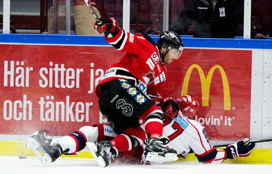 Malmö Redhawks Joey Tentute trycker till Södertälje