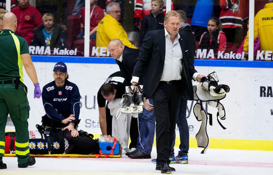 Malmö Redhawks sportchef och VD Patrik Sylvegård hjälper
