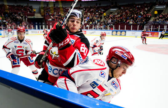 Malmö Redhawks målvakt Olle Wallberg tacklar Södertälje