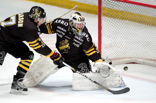 s målvakt Daniel Larsson släpper in ett mål
