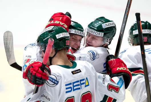 Frölundas Erik Karlsson gratuleras
