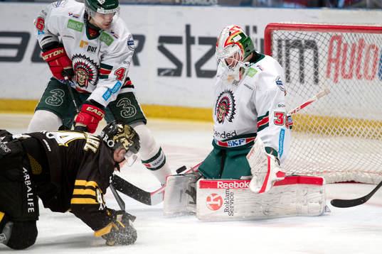 Frölundas målvakt Linus Fernström räddar