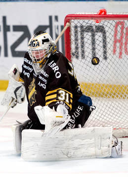 s målvakt Daniel Larsson släpper in ett mål
