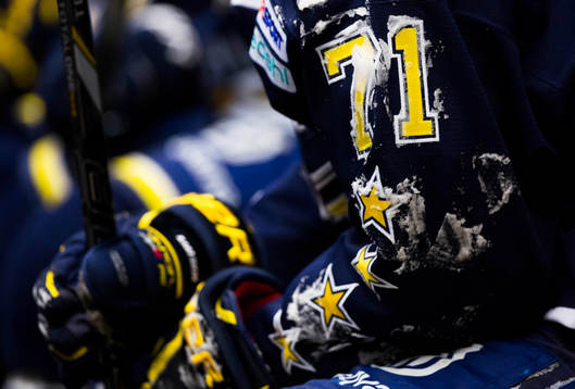 s William Karlsson med snö på tröjan