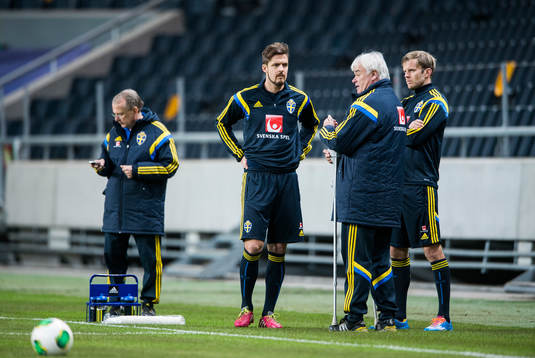Mittbackarna Per Nilsson och Mikael Antonsson pratar med