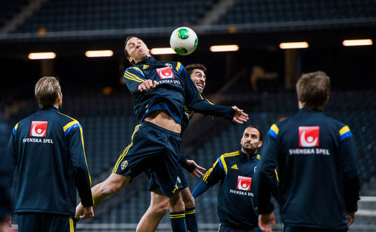 Zlatan Ibrahimovic och Jimmy Durmaz i nickduell