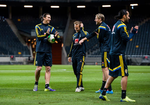 Zlatan Ibrahimovic apploderar Ola Toivonen
