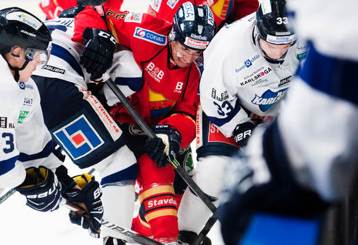 Steve Saviano  mot Karlskogas Johan Nilssonunder