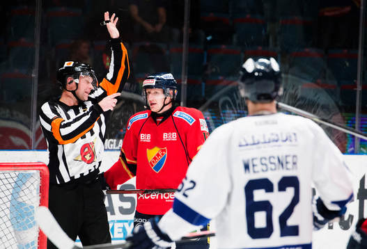 Henrik Eriksson  diskuterar med domaren